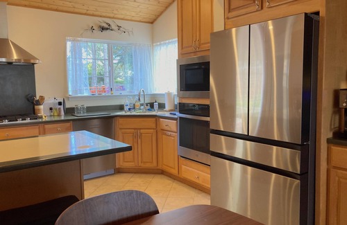 Marine Terrace House | Coastal Retreat with Guest House & Pet-Friendly Amenities