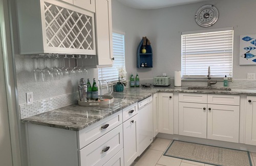 Stuart House | Top-Rated Coastal Karma Cottage with Ocean View & Breakfast