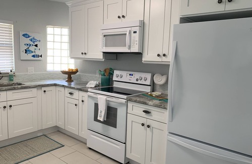 Stuart House | Top-Rated Coastal Karma Cottage with Ocean View & Breakfast