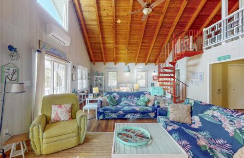 Emerald Isle House | Coastal Love: Family-Friendly Retreat by the Sea