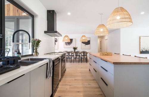 Fingal House | Elegant Coastal Luxe Retreat with Breakfast & Pet-Friendly Stay