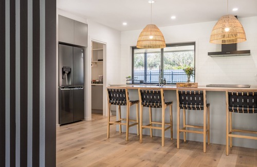 Fingal House | Elegant Coastal Luxe Retreat with Breakfast & Pet-Friendly Stay