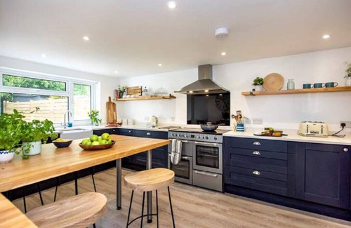 Carlyon Bay House | Experience Coastal Elegance near Fowey - Beach & Golf Access