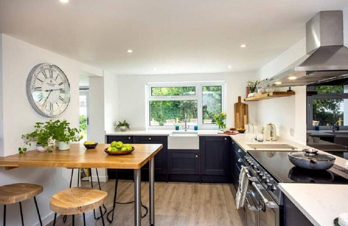 Carlyon Bay House | Experience Coastal Elegance near Fowey - Beach & Golf Access