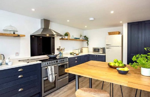Carlyon Bay House | Experience Coastal Elegance near Fowey - Beach & Golf Access