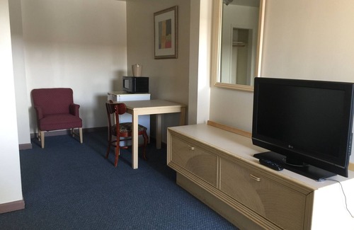McCutcheon Field Hotel | Coastal Motel: Family-Friendly Stay with Breakfast Included