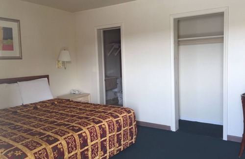 McCutcheon Field Hotel | Coastal Motel: Family-Friendly Stay with Breakfast Included