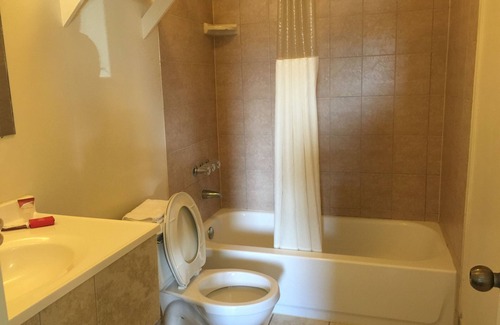 McCutcheon Field Hotel | Coastal Motel: Family-Friendly Stay with Breakfast Included