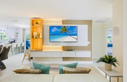 South Lake Villa | Beachside Escape: 4-Star Hotel with Mini Golf & Heated Pool