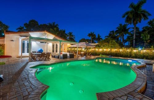 South Lake Villa | Beachside Escape: 4-Star Hotel with Mini Golf & Heated Pool