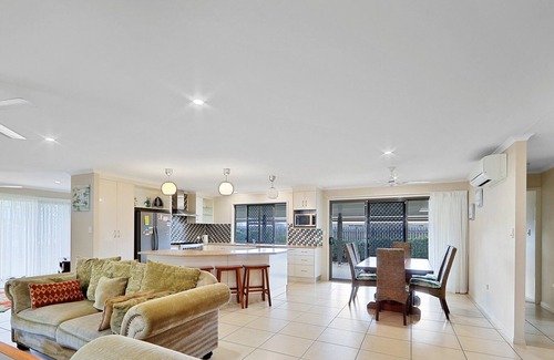 Woodgate House | Coastal Paradise with a pool!