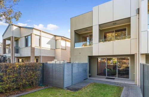 Glenelg North House | Family-Friendly Coastal Parkside in Glenelg North
