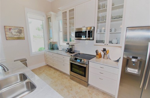 The Shores Cottage | Coastal Retreat: 2-Bedroom Home Near Beach & Bay Access