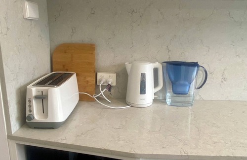 Narrabeen Apartment | Coastal Retreat: Beach, Lagoon & Cafes Just Steps from Your Door!
