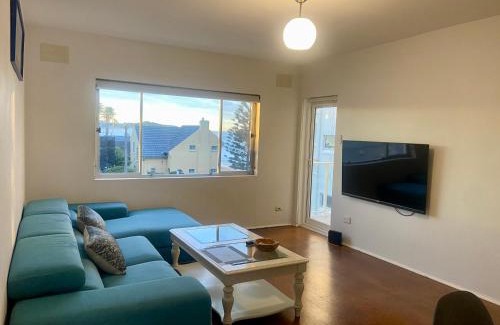 Narrabeen Apartment | Coastal Retreat- Beach, Lagoon & Cafes Just Steps from Your Door!