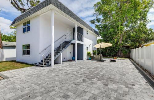Indian Beach Sapphire Shores Apartment | Pet-Friendly Coastal Sarasota Condo Steps from the Beach