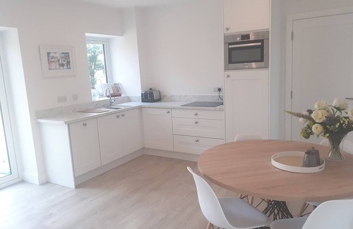 Baile na hAbhann Apartment | Seaside Self-Catering Apartment with Ocean Views & Amenities