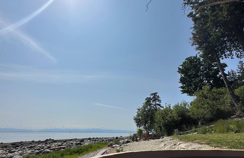Powell River House | Oceanfront Suite with Hot Tub, Fire Pit & Pet-Friendly Perks