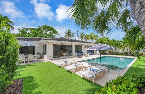 Harbour Inlet House | Relaxing Coastal Haven with Heated Pool Near the Beach