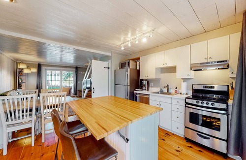 Mashpee House | Beachfront Townhome with Balconies and Pool Access
