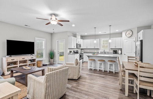 Morehead City House | Coastal Townhome with Pool Access and Ocean Views