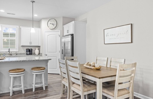 Morehead City House | Coastal Townhome with Pool Access and Ocean Views