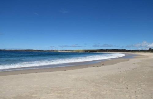 Shellharbour House | Coastal Vibes - Beachside Escape with Oceanfront Amenities