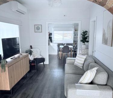 Shellharbour House | Coastal Vibes - Beachside Escape with Oceanfront Amenities