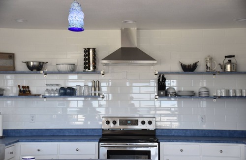 Cayucos House | Oceanfront Retreat with Spa & Pet-Friendly Amenities