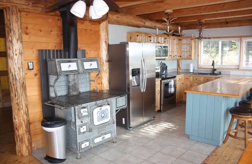 Nikolaevsk House | Coastal Vista: Family-Friendly Log Home by Cook Inlet