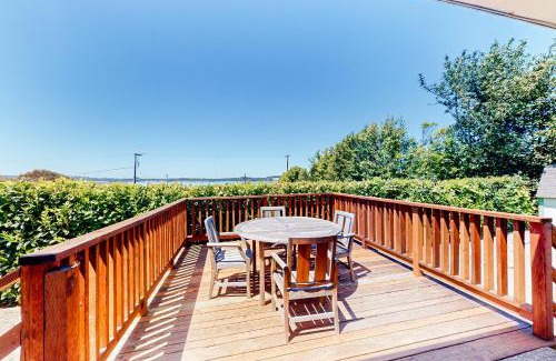 Coos Bay House | Family-Friendly Coastal Vista Retreat for Memorable Getaways