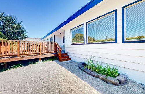Coos Bay House | Family-Friendly Coastal Vista Retreat for Memorable Getaways