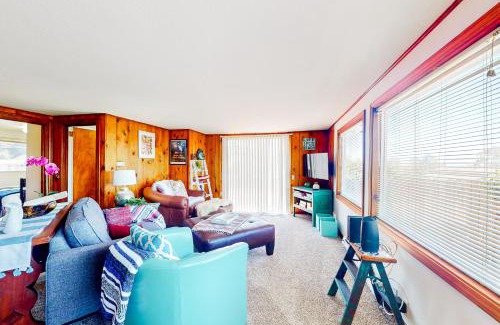 Coos Bay House | Family-Friendly Coastal Vista Retreat for Memorable Getaways