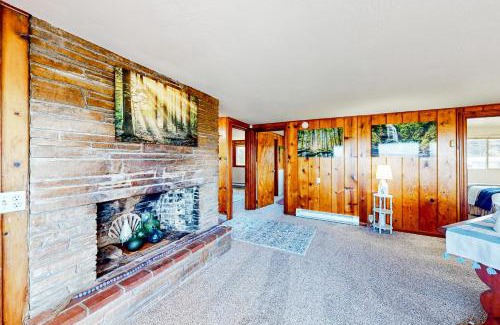 Coos Bay House | Family-Friendly Coastal Vista Retreat for Memorable Getaways
