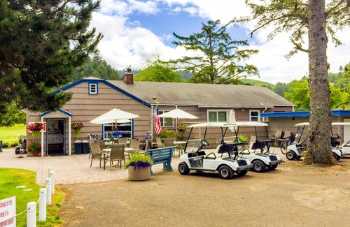 Neskowin Apartment | Oceanfront Coastal Vista: Family-Friendly Beach Getaway