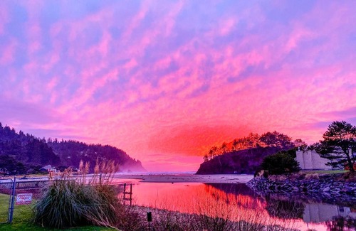 Neskowin Apartment | Oceanfront Coastal Vista: Family-Friendly Beach Getaway