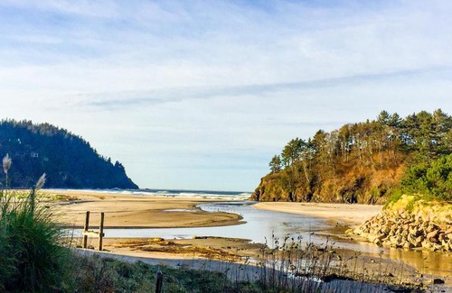 Neskowin Apartment | Oceanfront Coastal Vista: Family-Friendly Beach Getaway