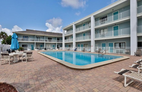 Cearra Del Ray Resort | Relaxing Coastal Waters Studio 111 with Pool Access