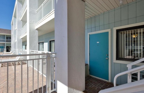 Cearra Del Ray Resort | Relaxing Coastal Waters Studio 111 with Pool Access