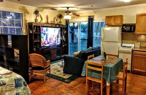 Country Club Estates Apartment | Pet-Friendly Coastal Creekfront Studio Near All Attractions