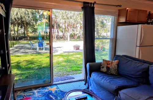 Country Club Estates Apartment | Pet-Friendly Coastal Creekfront Studio Near All Attractions