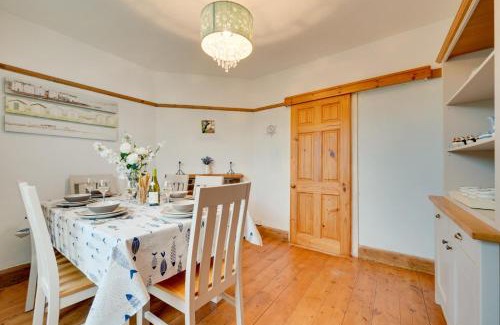Hartland House | Coastguard Cottage: Family and Pet-Friendly Retreat