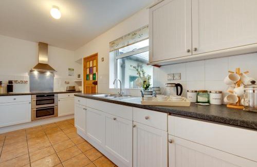 Hartland House | Coastguard Cottage: Family and Pet-Friendly Retreat