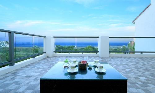Donghe House | Guest Rated 9.7: Coastline Azure B&B with Family-Friendly Amenities