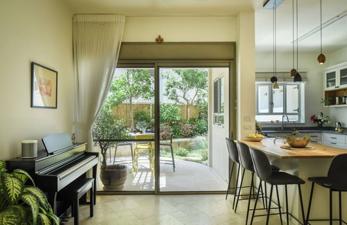 Netanya Apartment | Family-Friendly Coastline Triplex with Kitchen & Breakfast