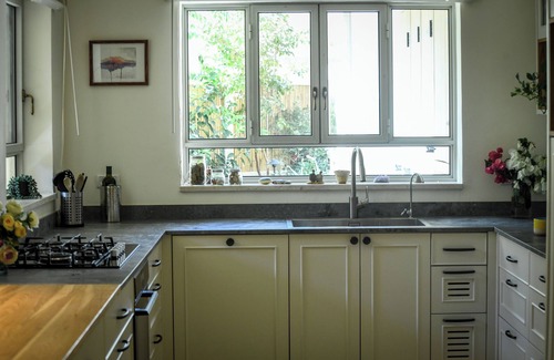 Netanya Apartment | Family-Friendly Coastline Triplex with Kitchen & Breakfast