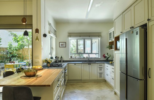 Netanya Apartment | Family-Friendly Coastline Triplex with Kitchen & Breakfast
