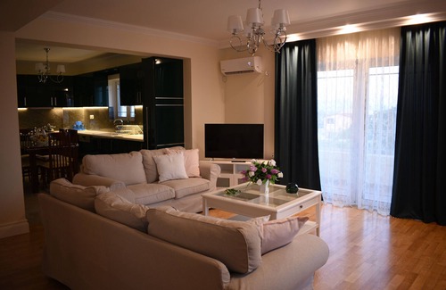 Spata-Artemida Apartment | Unforgettable Coastline Maisonnette with Ocean Views