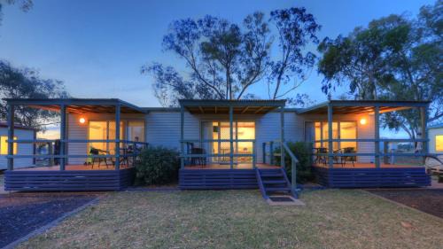 Cobar Hotel | Pet-Friendly Cobar Caravan Park with Family Amenities