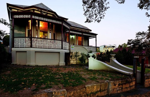 Bendigo House | Elegant Cobb & Co House: Family-Friendly Stay in Bendigo CBD